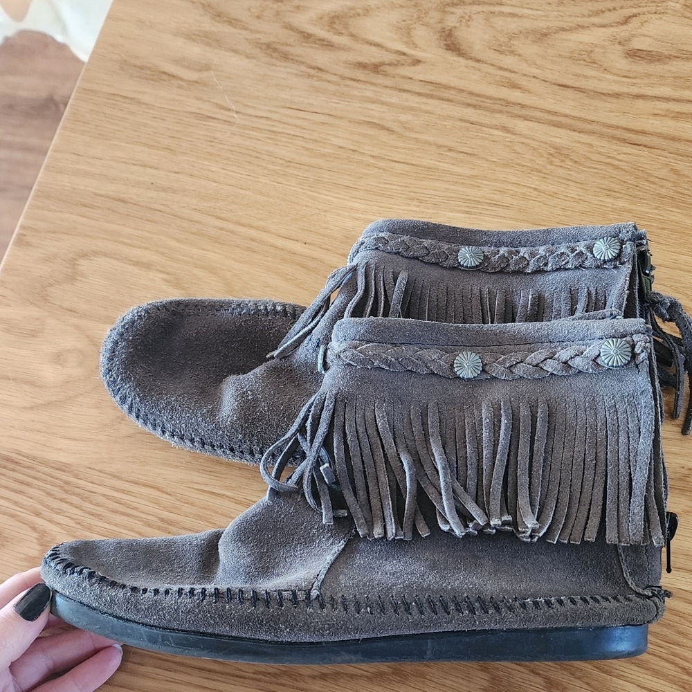 Minneyonka Fring Boot Size 8